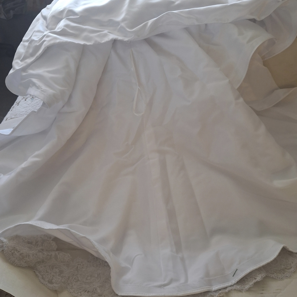 WEDDING DRESS - Picture 12 of 15
